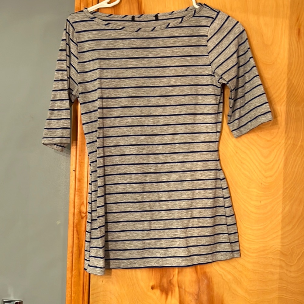 Grey shirt. 1/2 sleeve length shirt.